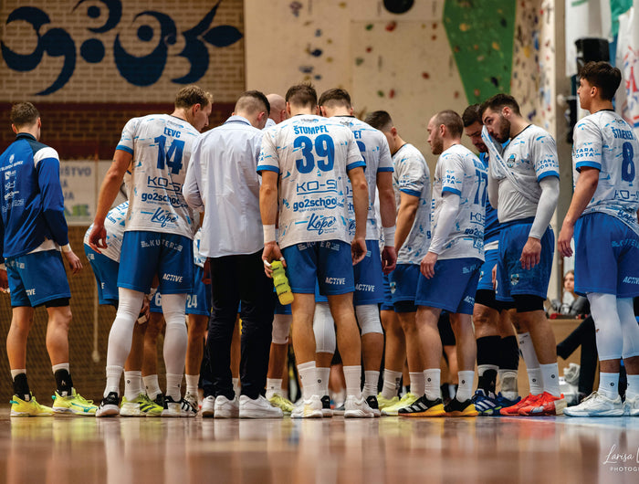 <h1>Enotni na igrišču, <br/>neustavljivi v igri.</h1>